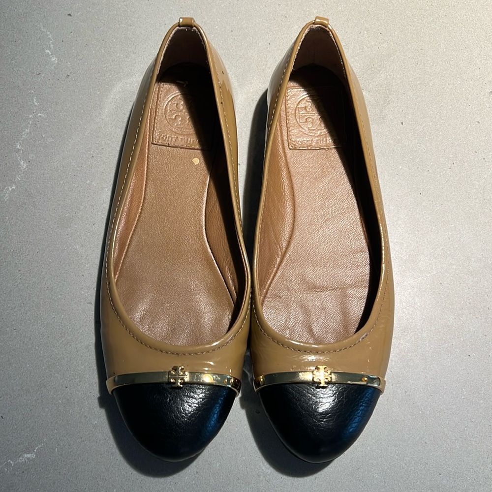Black, tan, and gold Tory Burch flats.